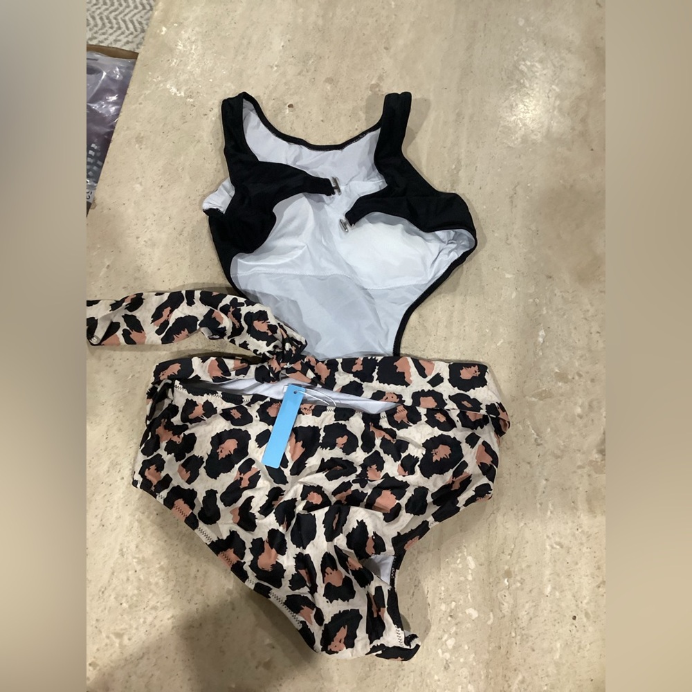 Women's Black Leopard One Piece Swimsuit Monokini NWT Size L - Picture 3 of 3